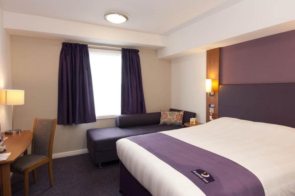 Premier Inn Cobham Cobham  Ngoại thất bức ảnh