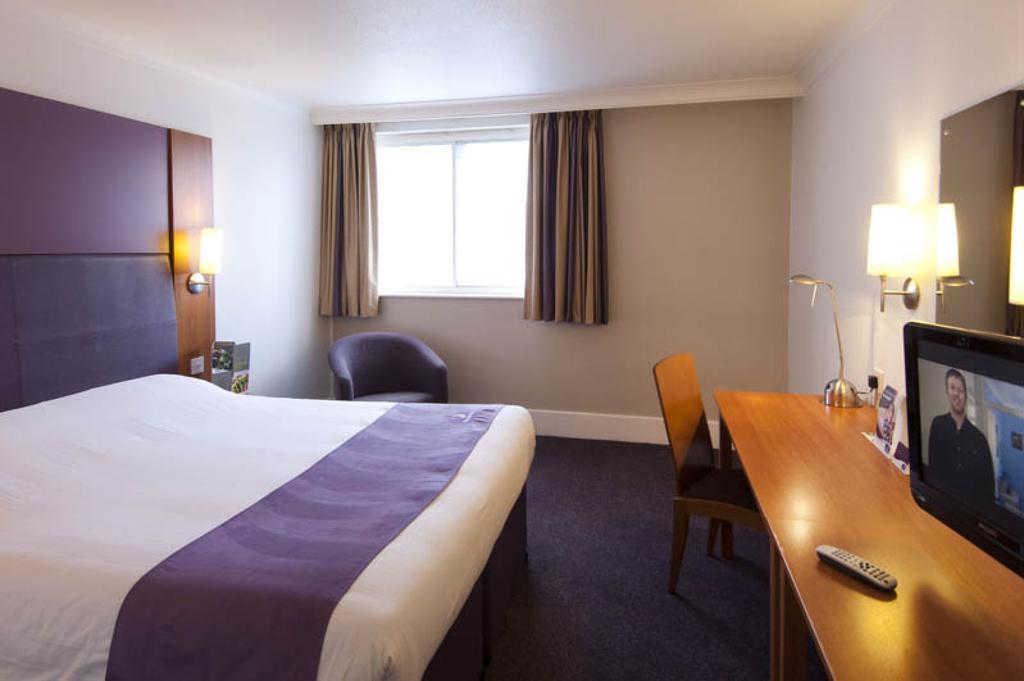 Premier Inn Cobham Cobham  Ngoại thất bức ảnh