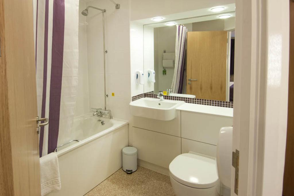 Premier Inn Cobham Cobham  Phòng bức ảnh