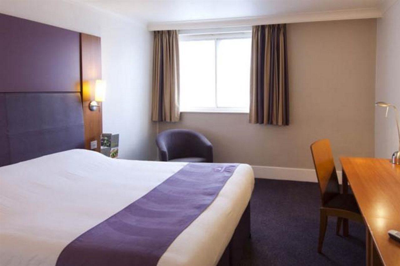 Premier Inn Cobham Cobham  Ngoại thất bức ảnh