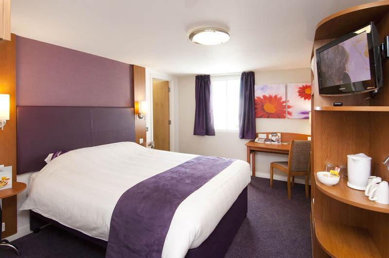 Premier Inn Cobham Cobham  Ngoại thất bức ảnh