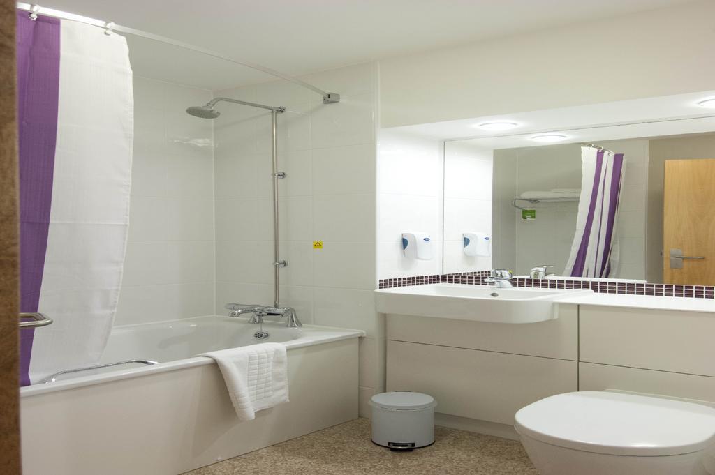 Premier Inn Cobham Cobham  Ngoại thất bức ảnh