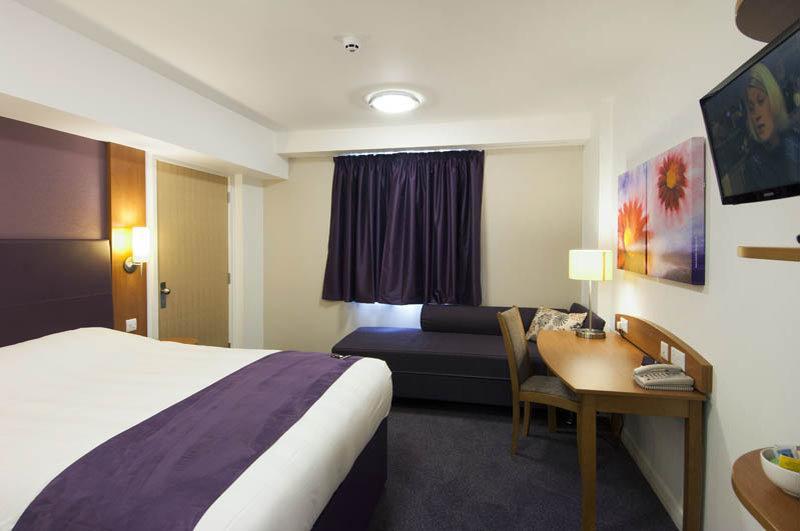 Premier Inn Cobham Cobham  Ngoại thất bức ảnh